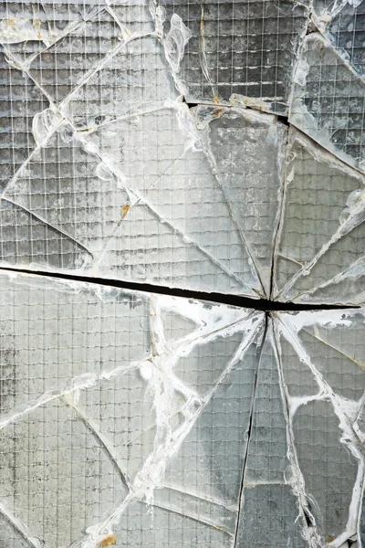 Разбитое стекло безопасности — стоковое фото